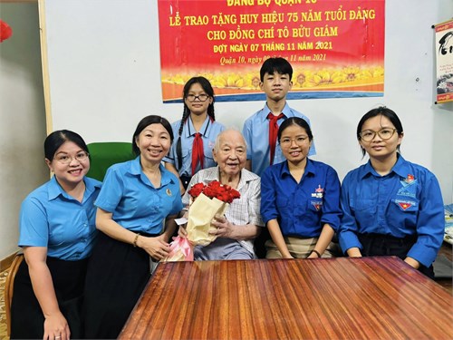 Trường THCS Cách Mạng Tháng Tám đến thăm hỏi, tặng quà các gia đình chính sách, người có công với cách mạng trên địa bàn phường Hòa Hưng.