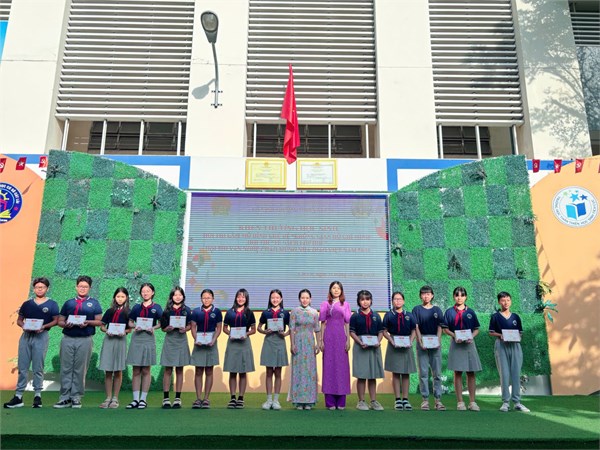 Khen thưởng tập thể và cá nhân đạt thành tích trong các hội thi và phong trào thi đua chào mừng kỷ niệm 43 năm Ngày Nhà giáo Việt Nam 20/11.