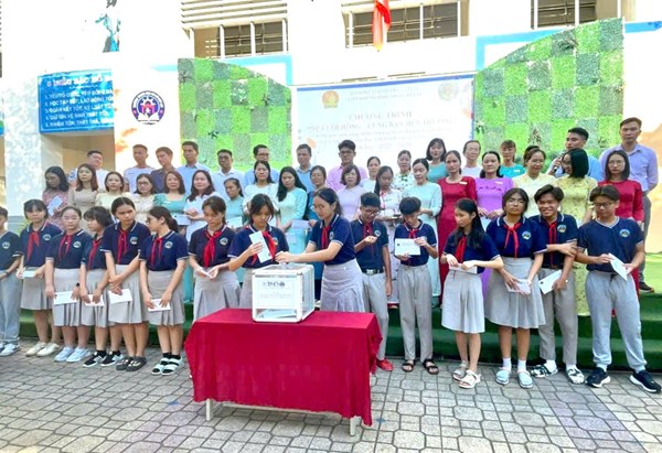 Liên đội THCS Cát Lái chính thức phát động chương trình “Nụ cười hồng – Cùng bạn đến trường” nhằm hỗ trợ đội viên, đồng bào miền Trung khắc phục hậu quả thiên tai năm 2025