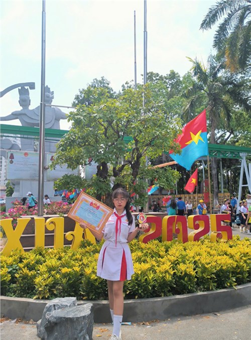 Bạn Nguyễn Hoàng Trà My - Liên đội phó đã đạt danh hiệu Cháu ngoan Bác Hồ Thành phố Hồ Chí Minh năm học 2024 -2025