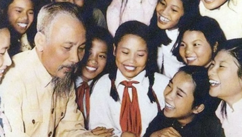 Bác Hồ với thiếu niên, nhi đồng