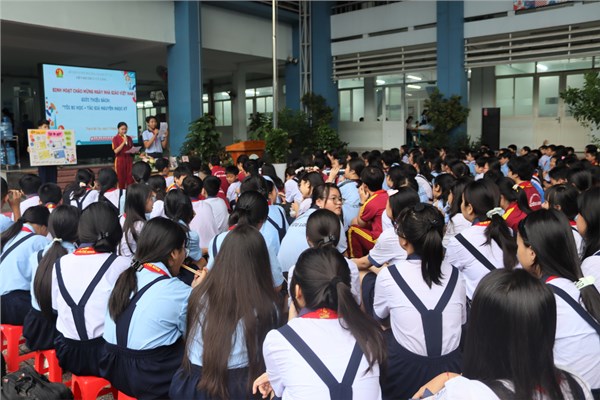 Sinh hoạt chào mừng ngày Nhà giáo Việt Nam: giới thiệu sách  Tôi đi học  - Tác giả: Nguyễn Ngọc Ký - 17/11/2025