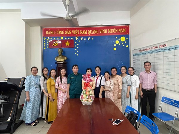 Chi đoàn thăm Ban chỉ huy quân sự Phường 22