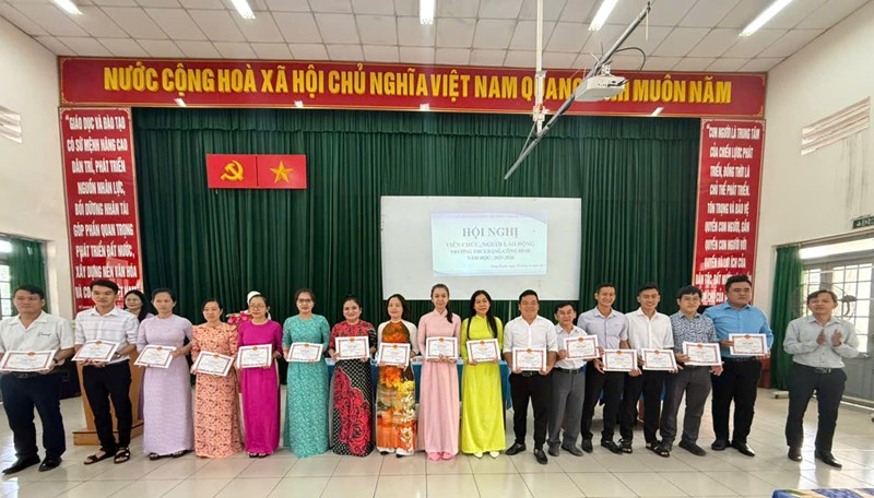 Trường thcs đặng công bỉnh tổ chức hội nghị viên chức, người lao động năm học 2025 – 2026