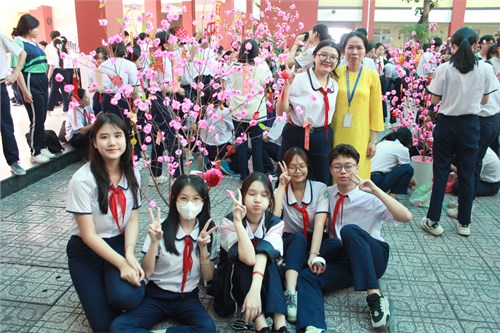 Chi đoàn trường THCS Đặng Trần Côn phối hợp với Liên đội đã tổ chức hoạt động trang trí cành mai, cành đào cho Hội trại Xuân Ất Tỵ 2025