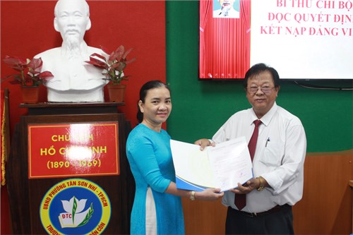 Lễ kết nạp Đảng viên mới tại Chi bộ trường THCS Đặng Trần Côn