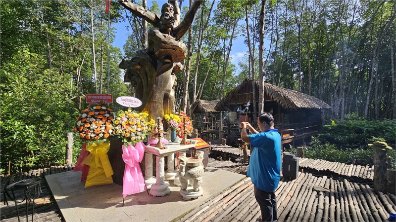 Chi bộ trường THCS Đặng Trần Côn thực hiện chuyến  Về Nguồn  năm 2025