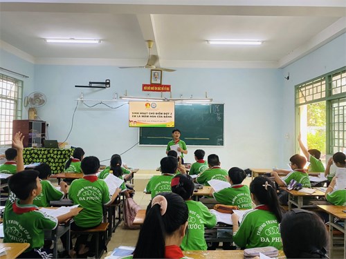 Các chi đội tổ chức sinh hoạt chủ điểm đợt 2  Em là Mầm non của Đảng .