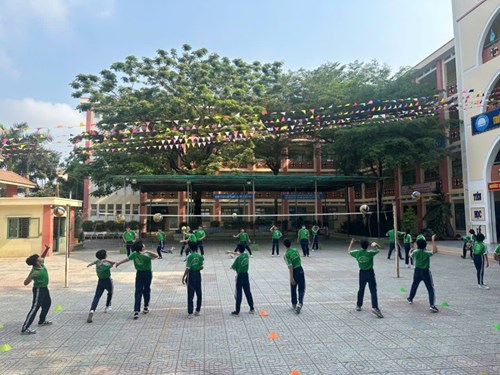 Rèn luyện Thể dục thể thao cho Đội viên - Thực hiện rèn luyện thể thao với bộ môn bóng chuyền.