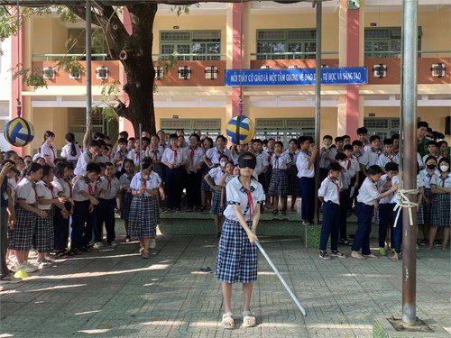 Giờ ra chơi Trải nghiệm sáng tạo - Các hoạt động trò chơi thú vị: bịt mắt đập bóng, đua xe đạp chậm, chạy lượn vòng.