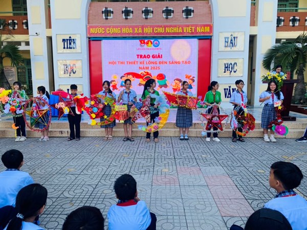 Tổ chức buổi sinh hoạt chủ điểm “Ánh trăng hoà bình”