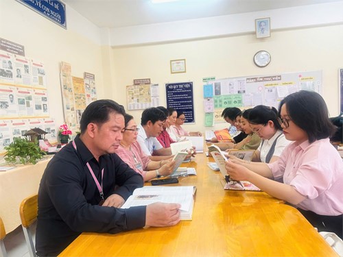 Hình ảnh giáo viên tham gia sinh hoạt và đọc sách Bác Hồ tại Không gian văn hoá Hồ Chí Minh - Phòng Thư viện