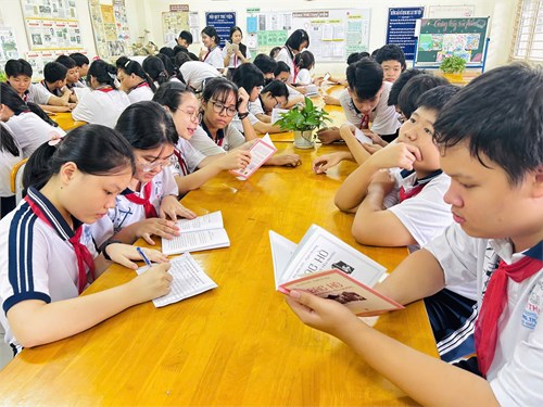 Hình ảnh học sinh tham gia đọc sách Bác Hồ tại Không gian văn hoá Hồ Chí Minh - Phòng Thư viện, trường tHCS Đông Thạnh