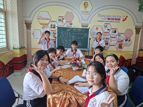 Liên đội sinh hoạt tại Không gian Văn hoá Hồ Chí Minh - phòng Truyền thống và phòng Thư viện