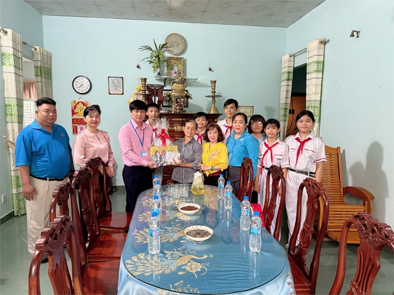 Kỷ niệm 50 năm ngày Giải phóng miền Nam, thống nhất đất nước, ngày 26/4/2025,Trường THCS Đông Thạnh tổ chức đại diện Ban Giám hiệu, Công đoàn, Chi hội Chữ thập đỏ đến viếng thăm nhà bà Huỳnh Thị Năm, chiến sĩ cách mạng và là địa chỉ đỏ nơi nuôi dấu cách mạng của xã Đông Thạnh