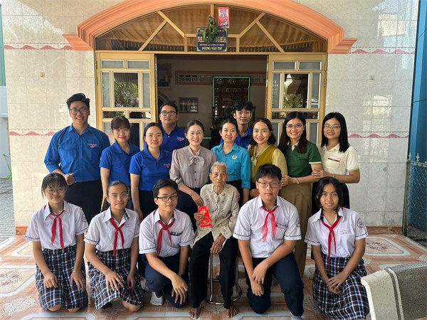 Chi bộ, Công đoàn, Chi đoàn, Liên Đội thăm và tặng quà gia đình AHLLVTND VN Dương Văn Thì tại Đồng Nai