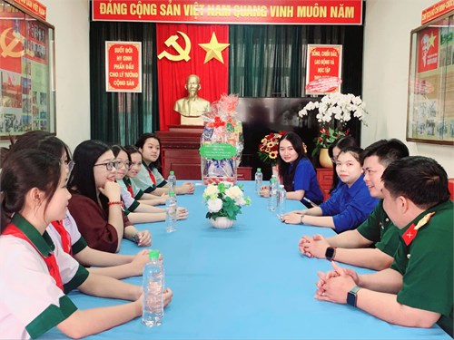 Đại diện BGH, giáo viên chi đoàn cùng các em trong Ban chỉ huy Liên đội trường THCS Hà Huy Tập qua thăm và chúc mừng Ban chỉ huy Quân sự quận Bình Thạnh và Ban chỉ huy Quân sự Phường 3