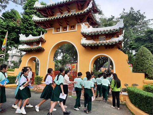 Học sinh lớp 6 năm học 2024-2025 đi học tiết học ngoài nhà trường tại Lăng Đức Tả Quân