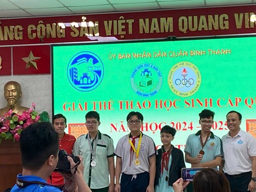 Học sinh HHT thi môn cờ tướng thể thao học sinh cấp Quận