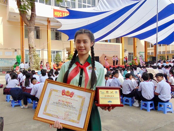 Em nguyễn ngọc tuyết anh - liên đội trưởng liên đội thcs hà huy tập, quận bình thạnh đã vinh dự nhận giải thưởng kim đồng năm học 2024 - 2025