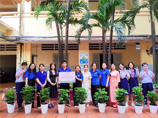 Công đoàn và Chi đoàn Trường THCS Hai Bà Trưng hưởng ứng phong trào “Thành phố rực rỡ sắc hoa”