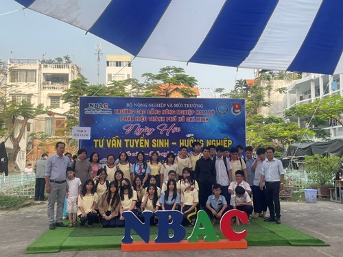 Sáng ngày 22/3/2025 trường THCS Hậu Giang tổ chức cho các em học sinh lớp 9 đến dự ngày Hội tham quan Hướng nghiệp tại trường Cao Đẳng Nông Nghiệp Nam Bộ Phân Hiệu Thành Phố Hồ Chí Minh.