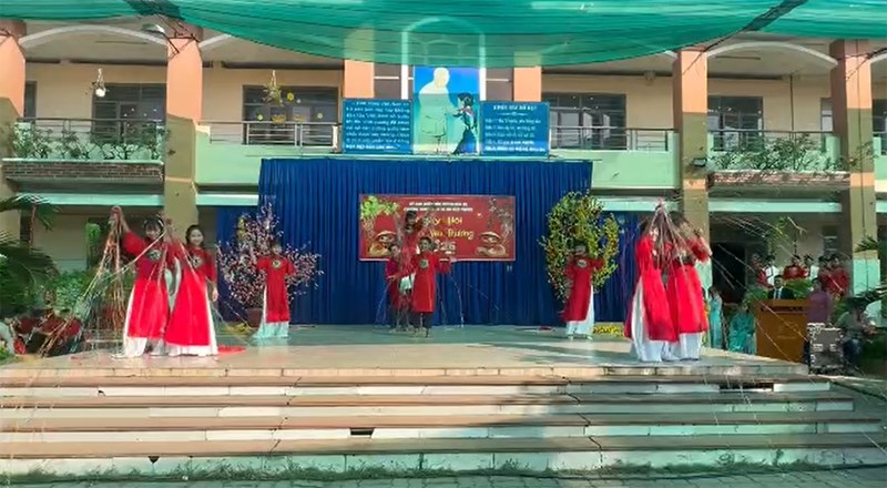 Nhảy Xuân trước nhà (lớp 8A3)