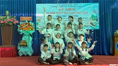 Lớp 8a6: Mashup Đất phương nam, Chiếc khăn piêu, Mẹ yêu con