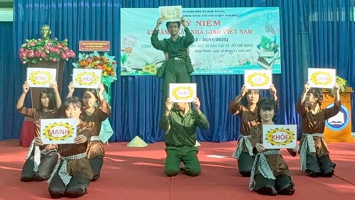 Lớp 8a11: Hát múa Bài ca người giáo viên nhân dân