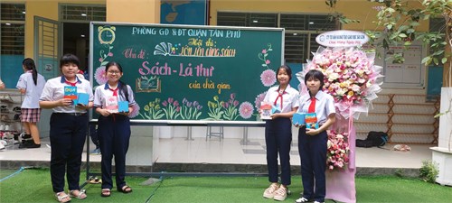 Học sinh trường THCS Hùng Vương tham gia hội thi Lớn Lên Cùng Sách cấp Quận