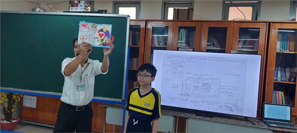 THCS Hùng Vương tổ chức sinh hoạt dưới cờ nhằm tuyên truyền đến các em học sinh về ý nghĩa của ngày 8/3.