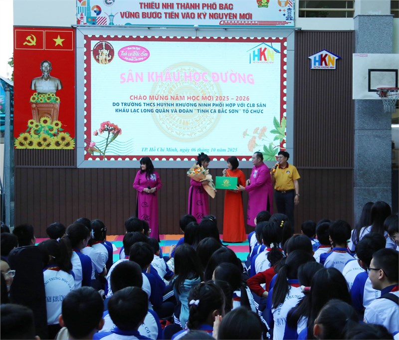 Sân khấu học đường