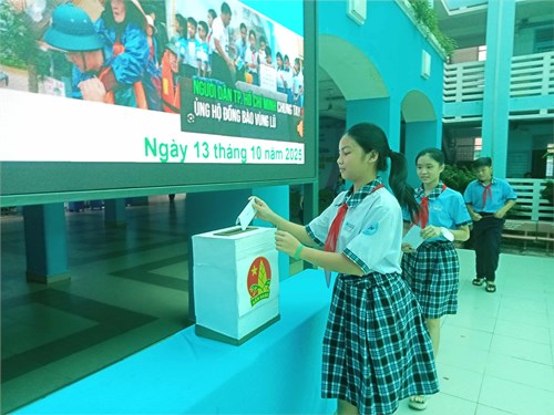 Chương trình sinh hoạt chào cờ - Hội thu cứu trợ đồng bào vùng lũ lụt  Bầu ơi thương lấy bí cùng 