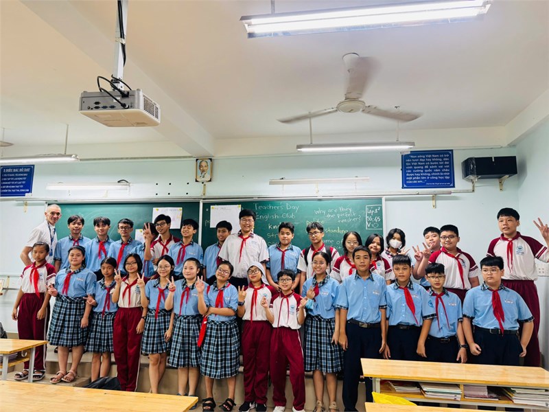 Sinh hoạt câu lạc bộ Tiếng Anh - Tháng 11/2025: Happy Teachers   Day