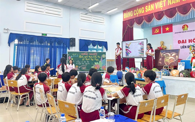 Thao giảng cấp quận - Chuyên đề Mĩ thuật 9: Định hướng phát triển nghề nghiệp cho học sinh và phát huy được năng lực sáng tạo Mĩ thuật ứng dụng trong đời sống văn hóa xã hội - Chủ đề 8: Hướng nghiệp - Bài 15: Ngành nghề thuộc lĩnh vực Mĩ thuật ứng dụng (Giáo viên: Cô Lê Thị Thảo Linh)