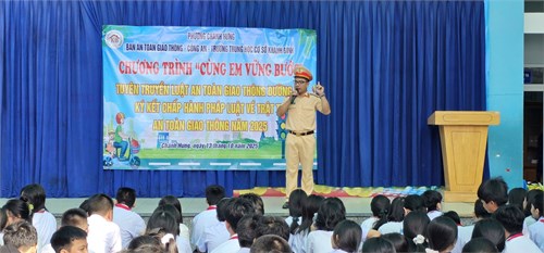 Tuyên truyền về chấp hành luật lệ an toàn giao thông và ký kết đảm bảo trật tự an toàn giao thông