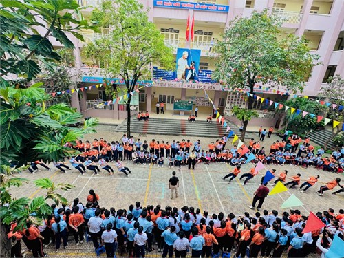 Hoạt động chào mừng ngày nhà giáo việt nam 20/11 - trò chơi kéo co