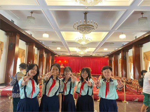 Liên đội Trường THCS Kiến Thiết tổ chức hành trình “Em yêu Thành phố của em”, tìm hiểu, khám phá các bảo tàng, địa chỉ đỏ, công trình, kiến trúc lịch sử, văn hóa… trên địa bàn Thành phố.