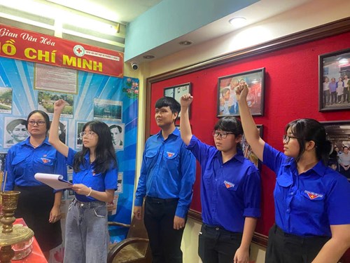 🎉 Lễ kết nạp các thanh niên ưu tú trường THCS Kiến Thiết vào Đoàn TNCS Hồ Chí Minh tại cơ sở giấu vũ khí của Biệt động thành đánh Dinh Độc Lập 🎊