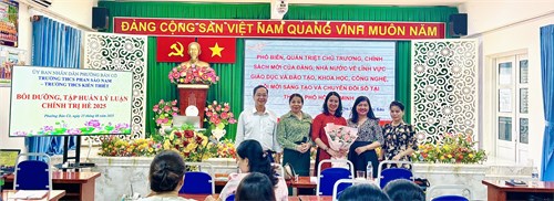 Tập thể giáo viên, nhân viên Trường THCS Kiến Thiết tham gia Lớp bồi dưỡng, tập huấn lý luận chính trị hè năm 2025