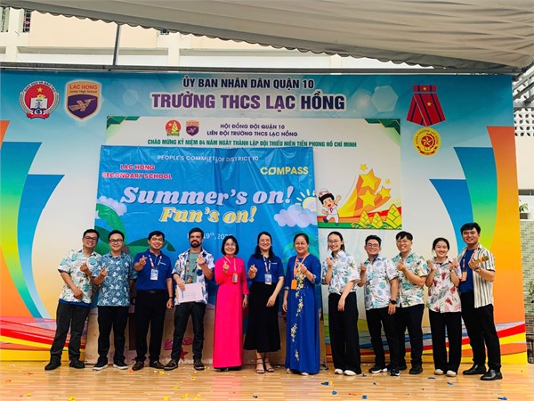Trung tâm tiếng anh COMPASS tổ chức sân chơi giao lưu tiếng anh với học sinh trường THCS Lạc Hồng với chủ đề: “Summer’s on! Fun’s on! – Mùa hè đến, niềm vui đến!”