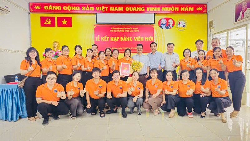 📍Tổ chức kết nạp đảng viên mới chào mừng kỷ niệm 81 năm Ngày thành lập Quân đội nhân dân Việt Nam