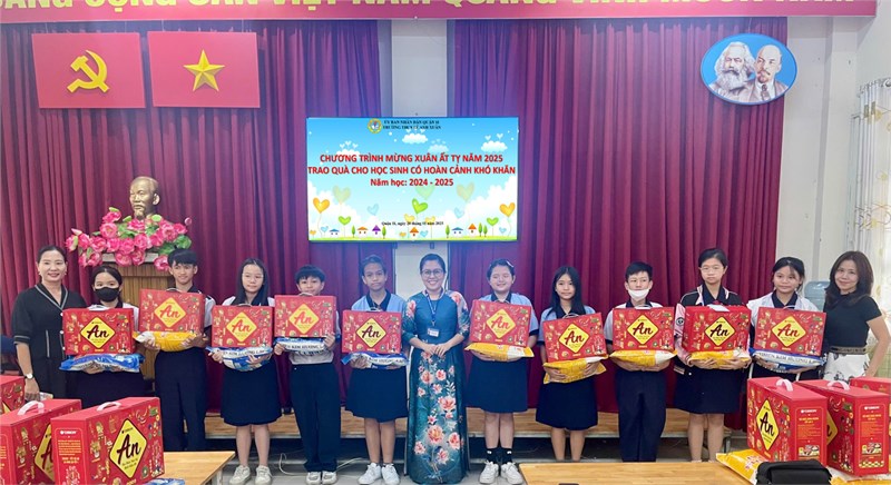 Chương trình mừng Xuân Ất Tỵ năm 2025 - Trao quà Tết cho học sinh có hoàn cảnh khó khăn