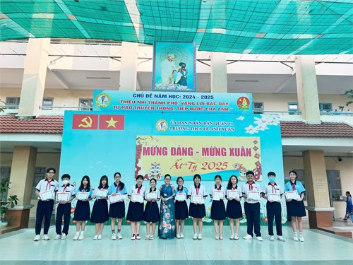 Trường THCS Lê Anh Xuân tuyên dương khen thưởng các học sinh đạt thành tích cao trong các Hội thi cấp Quận