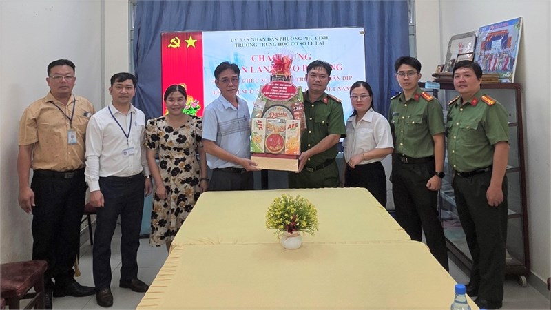 Lãnh đạo Phường Phú Định thăm và chúc mừng Ngày Nhà giáo Việt Nam 20/11 tại trường THCS Lê Lai