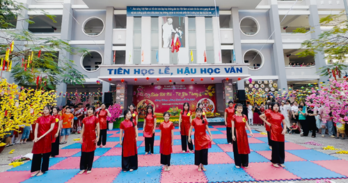 Tiết mục  Tết loi choi , biểu diễn học sinh trường THCS Lê Lai