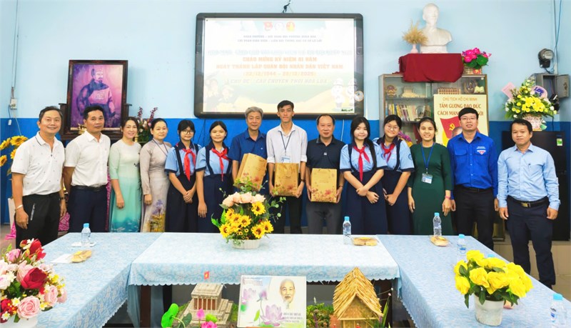 a href="/lien-doi-thcs-le-loi/hop-mat-giao-vien-nguyen-la-bo-doi-xuat-ngu-nhan-ky-niem-81-nam-ngay-thanh-lap/ctfull/47391/731622"Họp mặt giáo viên nguyên là bộ đội xuất ngũspan class=bacham.../span/a