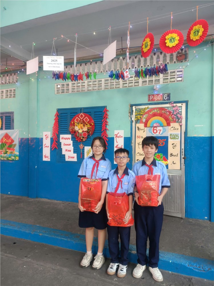 Liên Đội THCS Lê Lợi trao học bổng và quà tết Xuân yêu thương năm 2025 cho các em Đội viên có hoàn cảnh khó khăn