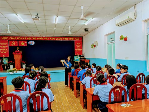 Chi Đoàn giáo viên và các em Đội viên THCS Lê Lợi tìm hiểu về địa chỉ đỏ tại Thành phố Hồ Chí Minh