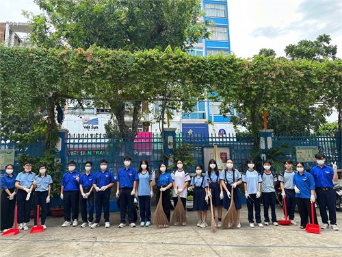 Hoạt động 30 phút  Vì trường em xanh, sạch đẹp  của Đoàn viên giáo viên và Đoàn viên học sinh lớp 9 năm học 2024 - 2025